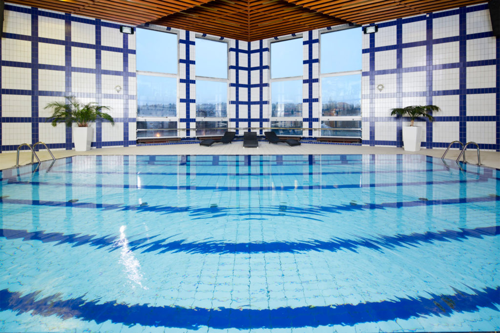 Jestliže z některých pokojů se nabízejí nádherné výhledy směrem k Hradčanům, vnitřní bazén díky prosklené stěně nabízí výhledy na Střešovice